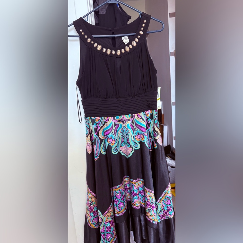 Sangria Adorable Sleeveless dress w lots of detail sz14 New slit in front neck